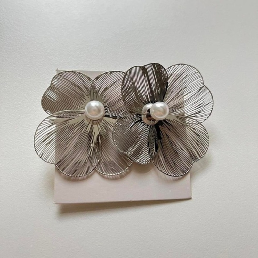 Floral Stud Earrings Women OS Silver New Pearl Accent Wire Mesh Oversized Bloom - Picture 2 of 4